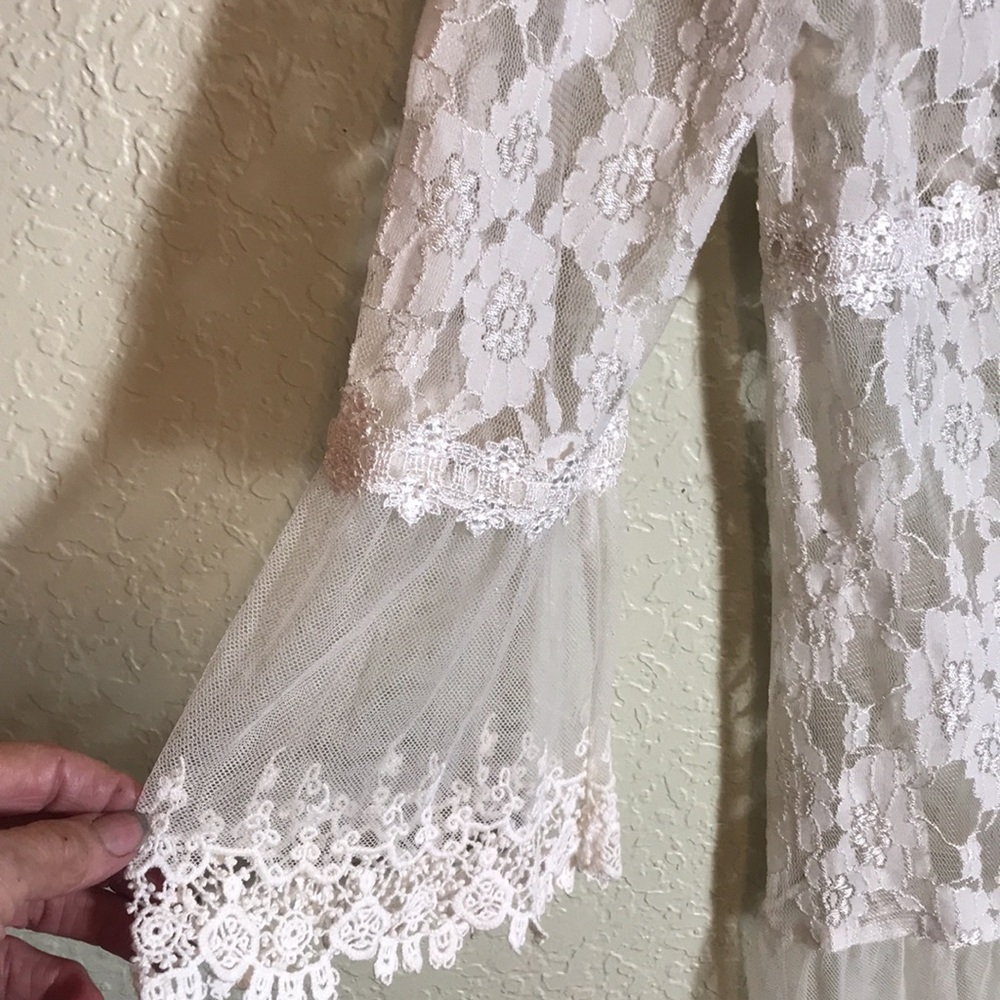 Ladies shabby chic top   Crystal buttons and lace make this top - Picture 4 of 9